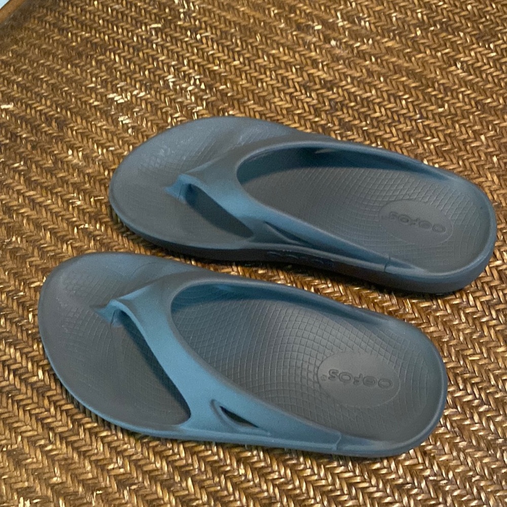 Oofos Womens Size 7 Grey Excellent Condition